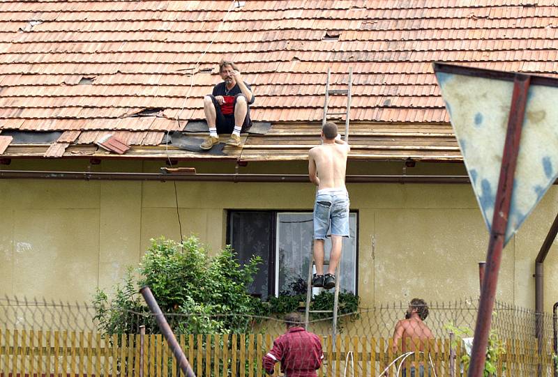 Ve Smrkovém Týnci vichřice lámala stromy a trhala střechy.