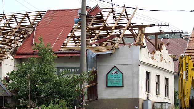 Ve Smrkovém Týnci vichřice lámala stromy a trhala střechy.