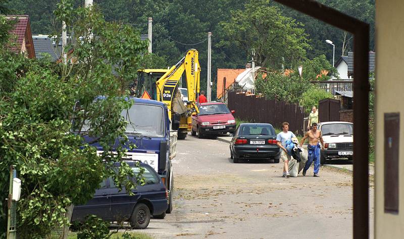 Ve Smrkovém Týnci vichřice lámala stromy a trhala střechy.