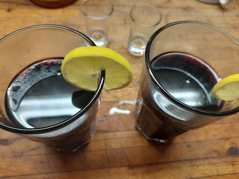 Rum nalijeme do vína až na stole, ozdobíme plátkem citronu.