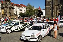 Představení posádek 12. ročníku Rallye Železné hory na chrudimském Resselově náměstí.