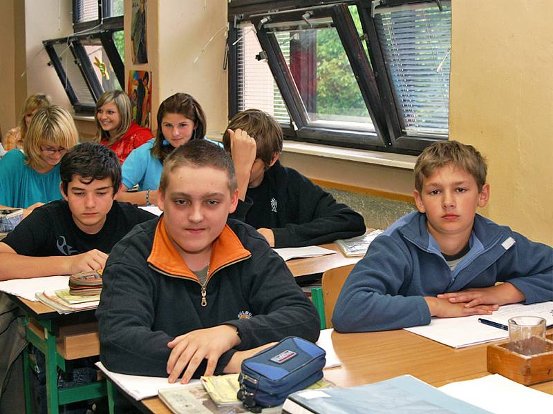 Do Základní školy v Hrochově Týnci dochází okolo 270 dětí. 