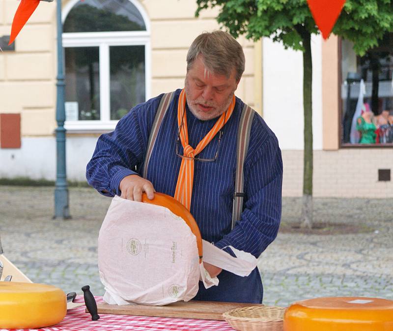 HOLANDSKÝ JARMARK na chrudimském náměstí v sobotu pokazilo deštivé počasí. Holandští přátelé z partnerského města Ede přivezli kromě tradičních sýrů také holandská jídla, pivo, ryby, sladkosti atd. Představili jejich kulturu či práci s dětmi. 