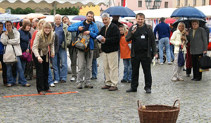 HOLANDSKÝ JARMARK na chrudimském náměstí v sobotu pokazilo deštivé počasí. Holandští přátelé z partnerského města Ede přivezli kromě tradičních sýrů také holandská jídla, pivo, ryby, sladkosti atd. Představili jejich kulturu či práci s dětmi. 