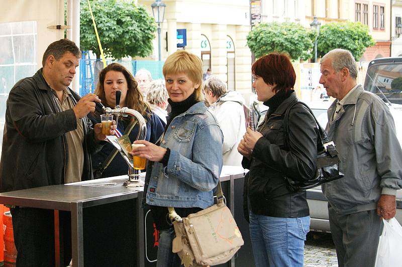 HOLANDSKÝ JARMARK na chrudimském náměstí v sobotu pokazilo deštivé počasí. Holandští přátelé z partnerského města Ede přivezli kromě tradičních sýrů také holandská jídla, pivo, ryby, sladkosti atd. Představili jejich kulturu či práci s dětmi. 