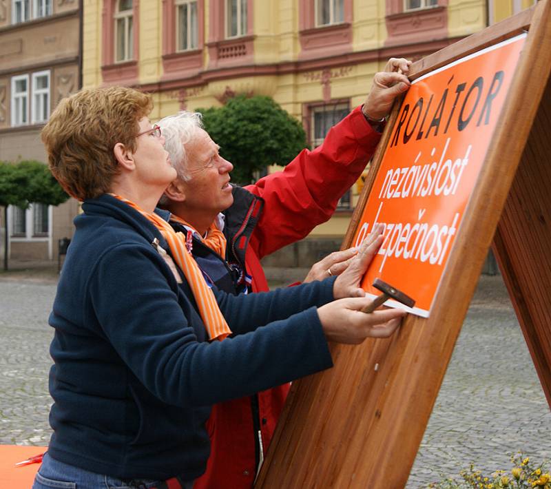 HOLANDSKÝ JARMARK na chrudimském náměstí v sobotu pokazilo deštivé počasí. Holandští přátelé z partnerského města Ede přivezli kromě tradičních sýrů také holandská jídla, pivo, ryby, sladkosti atd. Představili jejich kulturu či práci s dětmi. 