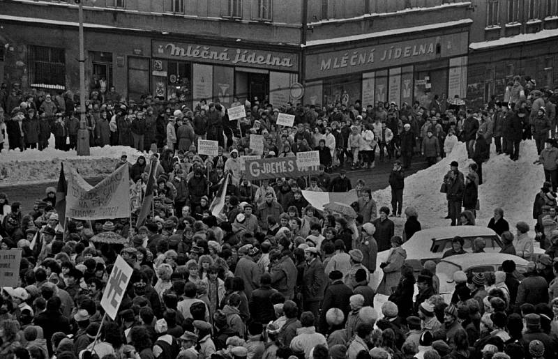 17. listopad 1989: Demonstranti v Hlinsku zaplnili celé náměstí.