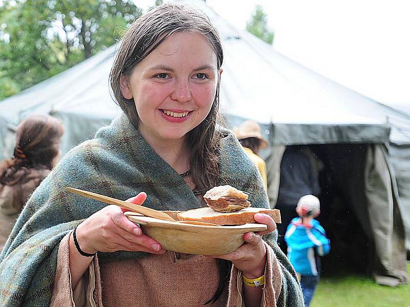 Dobová oblečení a válečná brnění účinkujících přenášela návštěvníky Lughnasadu hluboko do historických časů. Kostýmy v Nasavrkách jsou rok od roku propracovanější.