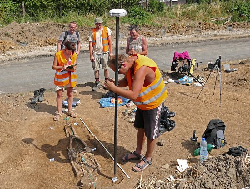 Při záchranném archeologickém průzkumu na staveništi obchvatu Chrudimi archeologové našli stopy po sídlišti z mladší a starší doby kamenné.
