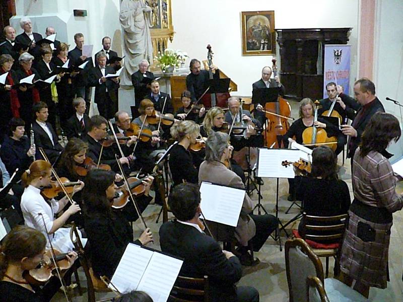 MŠE PRO ORCHESTR, sbor, sóla a zvony Missa Brevis Jiřího Pavlici byla slyšet v chrudimském Kostele Nanebevzetí Panny Marie v podání Chrudimské komorní filharmonie, pěveckých sborů Slavoj Chrudim, Signum Hlinsko a Hlahol Praha.