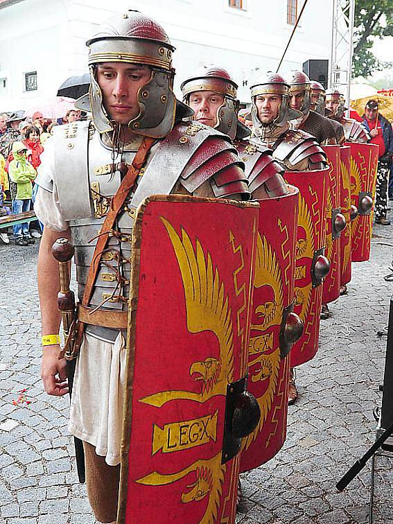 Dobová oblečení a válečná brnění účinkujících přenášela návštěvníky Lughnasadu hluboko do historických časů. Kostýmy v Nasavrkách jsou rok od roku propracovanější.