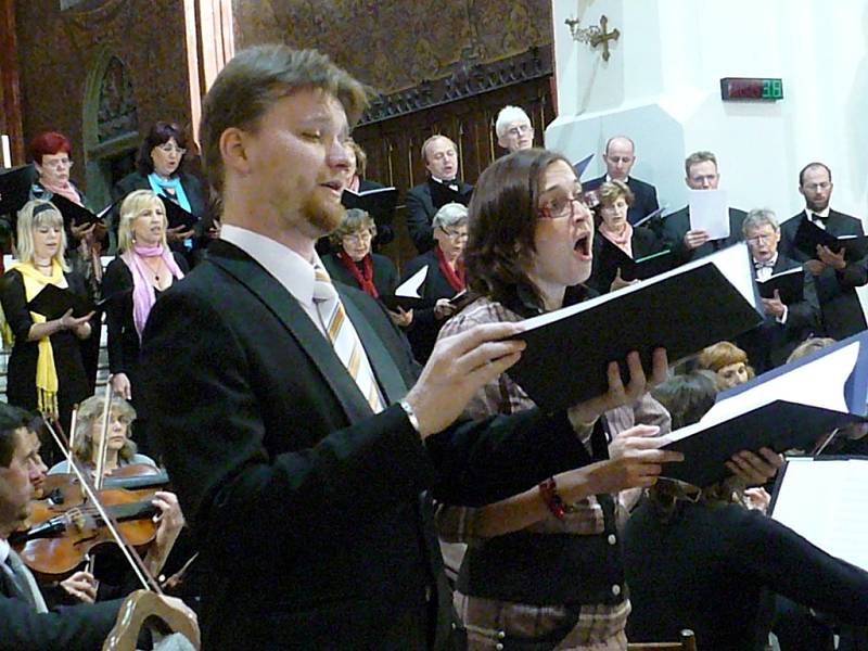 MŠE PRO ORCHESTR, sbor, sóla a zvony Missa Brevis Jiřího Pavlici byla slyšet v chrudimském Kostele Nanebevzetí Panny Marie v podání Chrudimské komorní filharmonie, pěveckých sborů Slavoj Chrudim, Signum Hlinsko a Hlahol Praha.