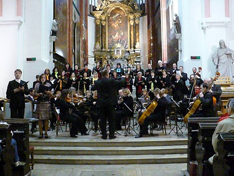 MŠE PRO ORCHESTR, sbor, sóla a zvony Missa Brevis Jiřího Pavlici byla slyšet v chrudimském Kostele Nanebevzetí Panny Marie v podání Chrudimské komorní filharmonie, pěveckých sborů Slavoj Chrudim, Signum Hlinsko a Hlahol Praha.