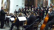 MŠE PRO ORCHESTR, sbor, sóla a zvony Missa Brevis Jiřího Pavlici byla slyšet v chrudimském Kostele Nanebevzetí Panny Marie v podání Chrudimské komorní filharmonie, pěveckých sborů Slavoj Chrudim, Signum Hlinsko a Hlahol Praha.