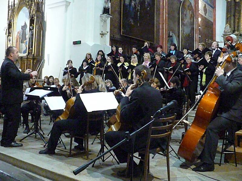 MŠE PRO ORCHESTR, sbor, sóla a zvony Missa Brevis Jiřího Pavlici byla slyšet v chrudimském Kostele Nanebevzetí Panny Marie v podání Chrudimské komorní filharmonie, pěveckých sborů Slavoj Chrudim, Signum Hlinsko a Hlahol Praha.