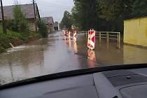 Silnice v Radimi u Luže je uzavřena, zaplavila ji voda. Auta neprojedou ani ve směru na Doly.