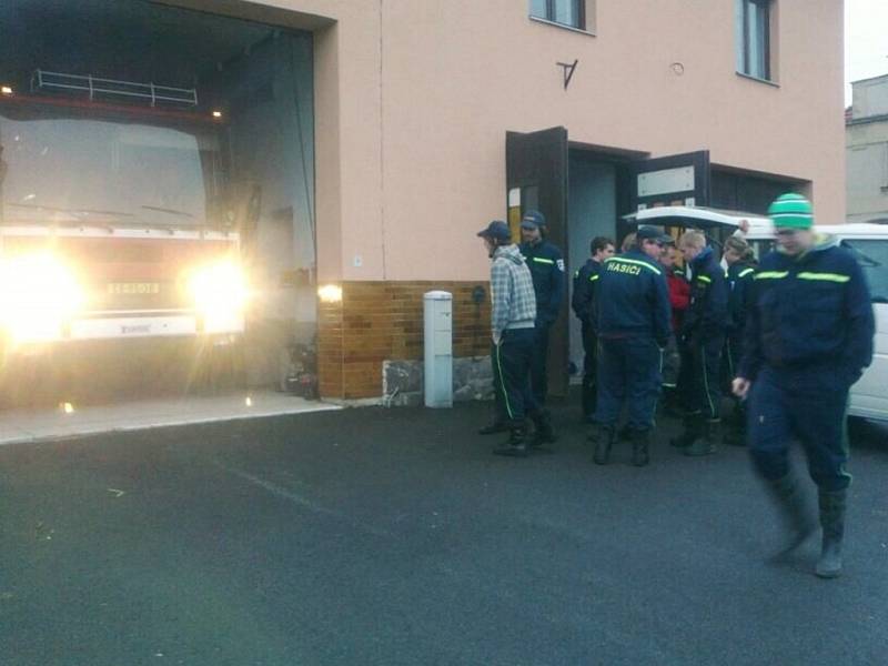 Dobrovolní hasiči z Krouny a Rychnova vyrazili na pomoc do povodněmi postiženého Středočeského kraje.