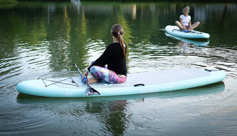 Na konopáčské vodě ženy cvičí jógu. Balanc zapojí i jiné svaly.