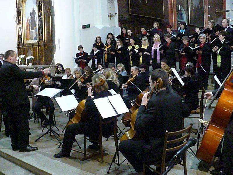 MŠE PRO ORCHESTR, sbor, sóla a zvony Missa Brevis Jiřího Pavlici byla slyšet v chrudimském Kostele Nanebevzetí Panny Marie v podání Chrudimské komorní filharmonie, pěveckých sborů Slavoj Chrudim, Signum Hlinsko a Hlahol Praha.