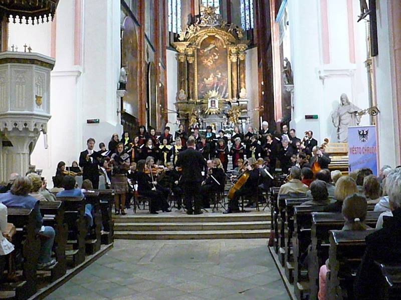 MŠE PRO ORCHESTR, sbor, sóla a zvony Missa Brevis Jiřího Pavlici byla slyšet v chrudimském Kostele Nanebevzetí Panny Marie v podání Chrudimské komorní filharmonie, pěveckých sborů Slavoj Chrudim, Signum Hlinsko a Hlahol Praha.