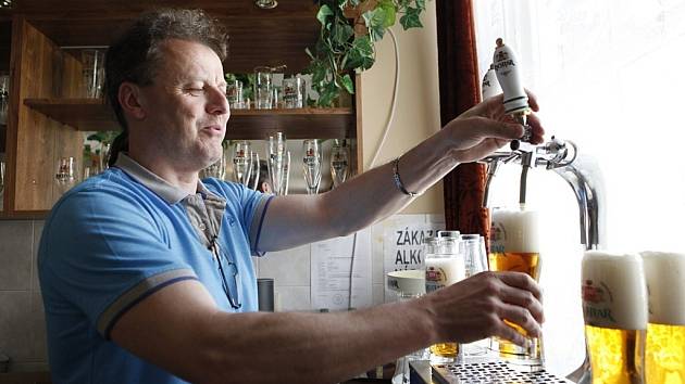 Výrobní ředitel pivovaru rychtář Milan Morávek čepuje "narozeninové" pivo Rataj.