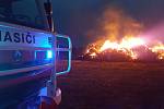 Opakovaný požár stohu u zemědělského družstva v Ronově nad Doubravou.