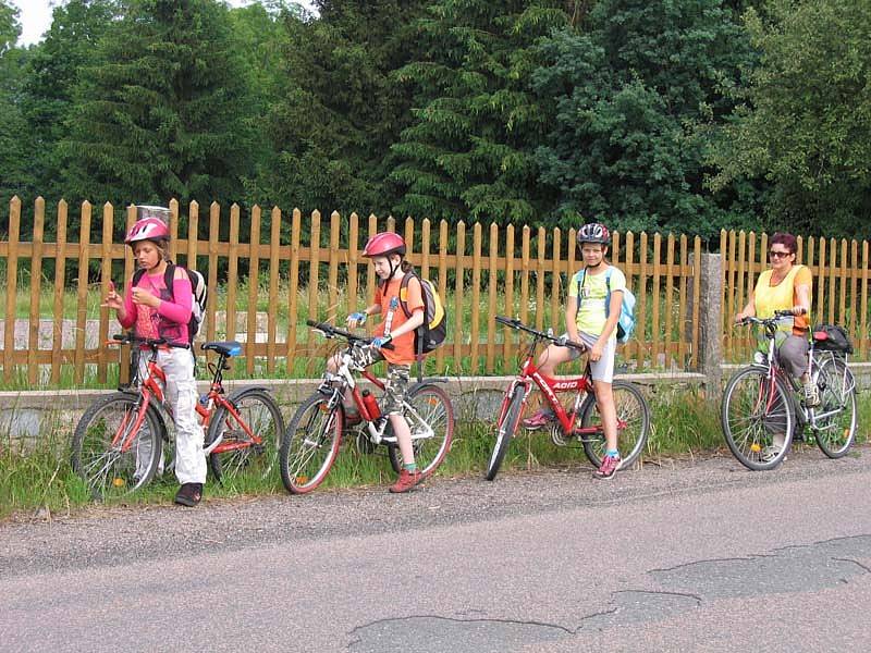 Na závěr kurzu dopravní výchovy si děti ze ZŠ Lukavice vyzkoušeli znalosti v dopravním testu a vydali se na kole na výlet do Ležáků.
