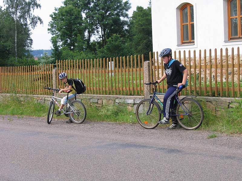 Na závěr kurzu dopravní výchovy si děti ze ZŠ Lukavice vyzkoušeli znalosti v dopravním testu a vydali se na kole na výlet do Ležáků.