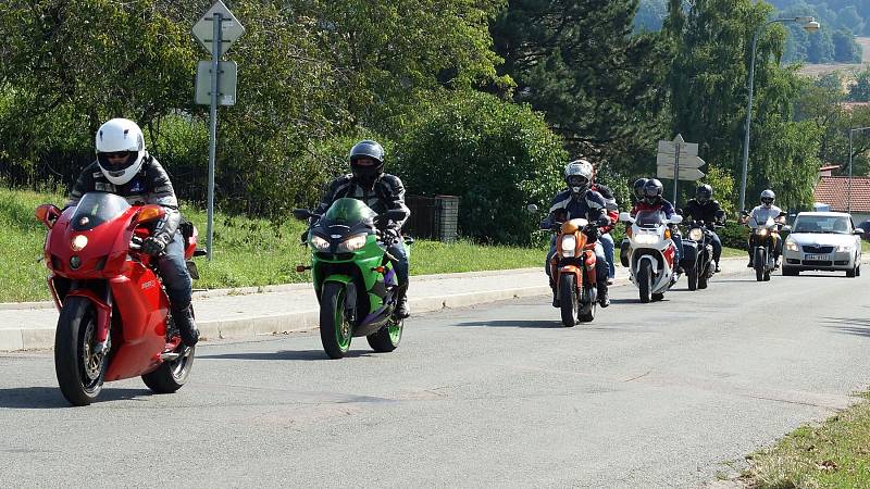 Jiří Pazdera požádal svou přítelkyni Karolínu Batkovou o ruku během motorkářské vyjížďky.