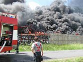 Požár skládky pneumatik u obce Bor u Skutče.