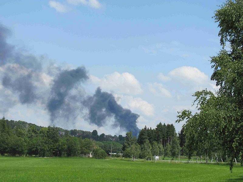 Požár skládky pneumatik u obce Bor u Skutče.
