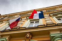 Francouzská zástava zavlála v souvislosti s teroristickými útoky na náměstí v Opočně. Podorlické město je partnerem pařížského Puteaux, kde žil a zemřel slavný opočenský rodák malíř František Kupka.