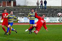 V divizním derby AFK Chrudim  - Tesla Pardubice (v červeném) utrpěli domácí porážku 1:2.