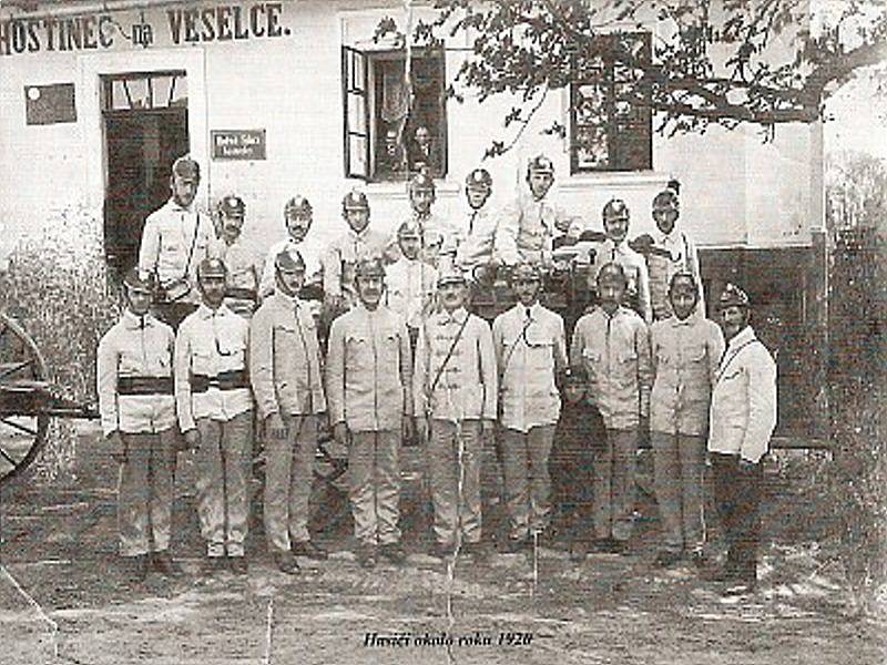 Dobová fotografie sečského hasičského sboru z roku 1928.