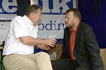 Milan Kušta (vpravo při rozhovoru s poslancem Ladislavem Libým).