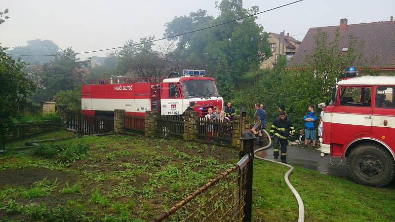 Stodolu ve Vojtěchově zapálil blesk, na místě zasahovalo šest hasičských jednotek.