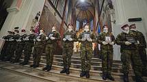 Obřad vedený kaplanem pluku Milanem Novotným byl dojemný a velmi slavnostní.