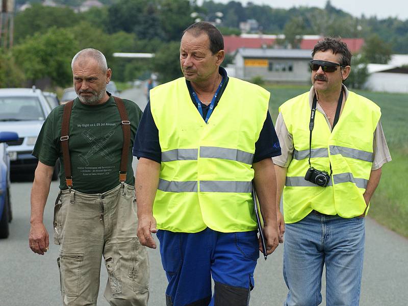 Dorazil i vyšetřovatel z Ústavu pro vyšetřování leteckých havárií Lubomír Střihavka (uprostřed).