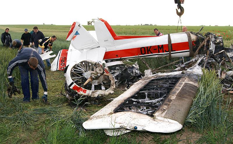 Trosky havarovaného sportovního letounu, v němž zahynul pilot. 