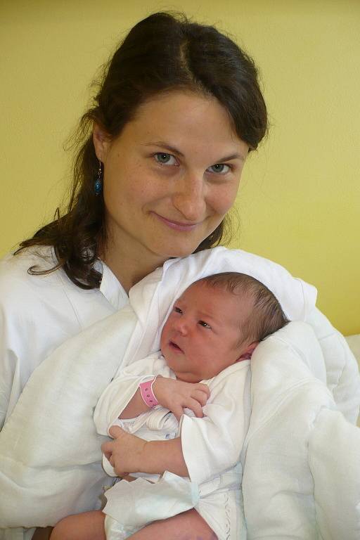 BĚLA PEJCHOVÁ je po 3letém Honzíkovi dalším štěstím Kláry a Jana Pejchových ze Slatiňan. Narodila se 14. května ve 22:10 s 3,72 kg a 52 cm.