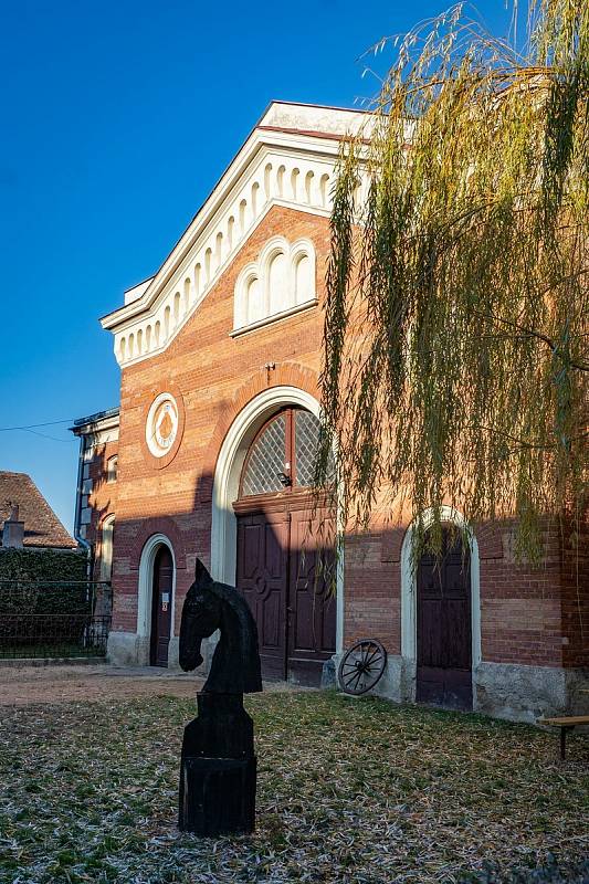 Skryté tajemství v Heřmanově Městci: nádhera , která mě oslovila. Tak vidí krásu hřebčína fotografka Michaela Purnoch.