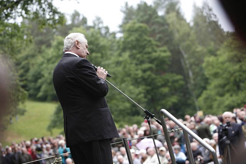 Pietního aktu k 72. výročí vypálení osady Ležáky na Chrudimsku se zúčastnil i prezident Miloš Zeman. 