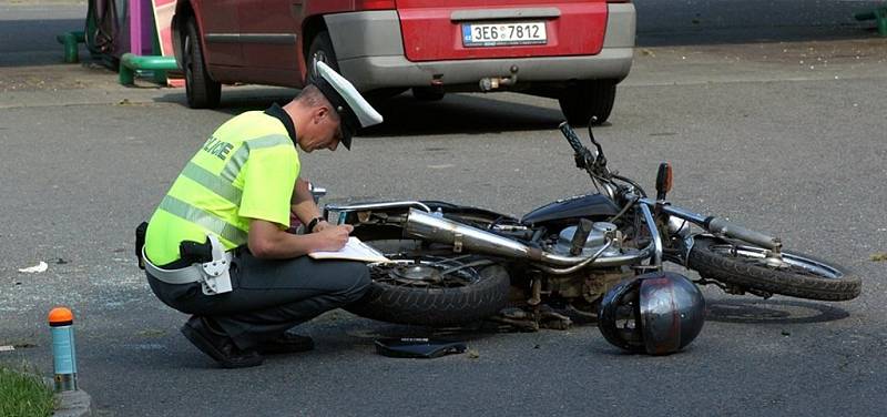 Motorkář se při nehodě u Heřmanov Městce těžce zranil. 