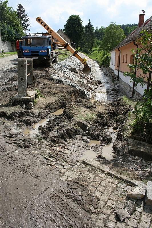 Vylitý a rozbouřený Podolský potok odnesl ve Vápenném Podolu celou silnici, vydlážděnou masivními žulovými kostkami. Místy proud během chvíle vyhloubil až metrové koryto. Vytopil rovněž dva domy.