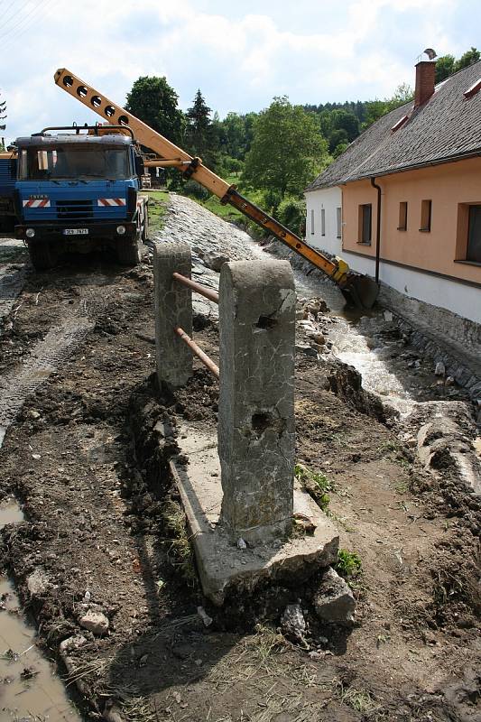 Vylitý a rozbouřený Podolský potok odnesl ve Vápenném Podolu celou silnici, vydlážděnou masivními žulovými kostkami. Místy proud během chvíle vyhloubil až metrové koryto. Vytopil rovněž dva domy.