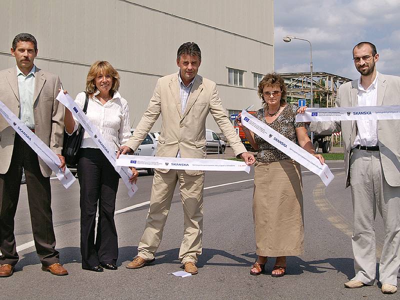 Přestřižení pásky  se mimo jiné ujali i starosta města Jan Čechlovský a jeho zástupce Petr Řezníček.