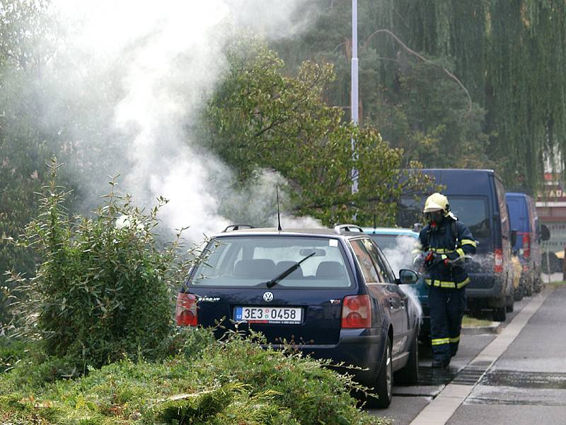 Motor Volkswagen Passat zaparkovaného v Koželužské ulici v Chrudimi vzplál. S požárem si museli poradit hasiči.