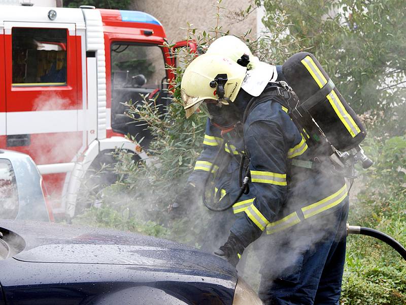 Motor Volkswagen Passat zaparkovaného v Koželužské ulici v Chrudimi vzplál. S požárem si museli poradit hasiči.