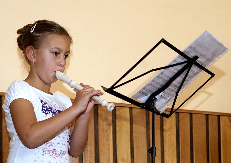 Ze života obce Jenišovice na Chrudimsku, která získala Zlatou stuhu v soutěži Vesnice roku 2009.