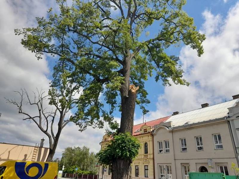 Pohled na škody v okresním městě je smutný. Naštěstí nedošlo k těžkým zraněním a úklid trvá už od pondělního večera.